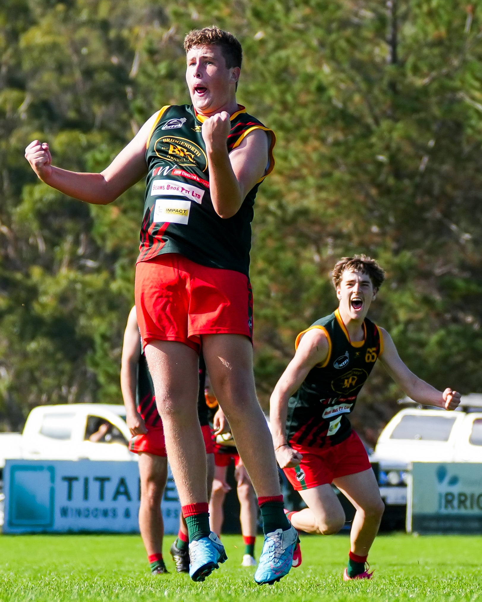 Under 18.5s players celebrating 