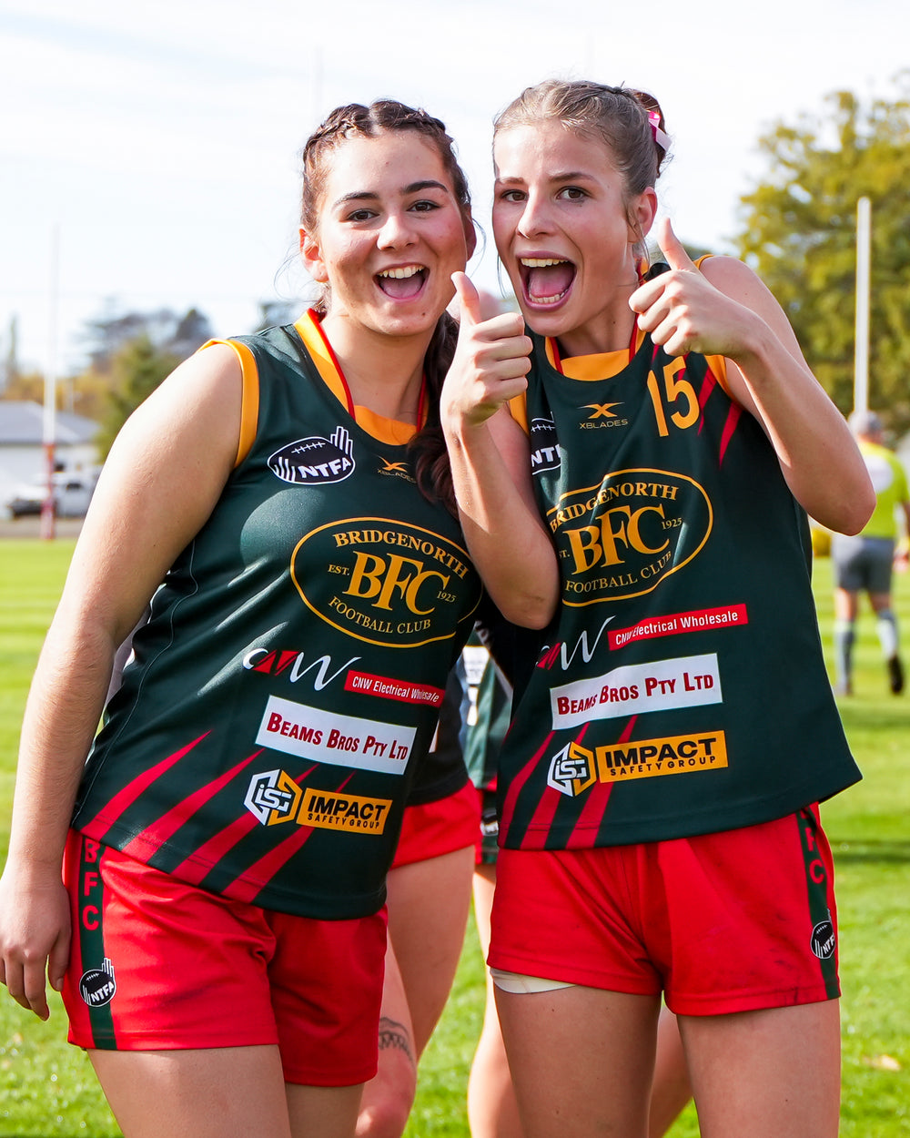 Womens team players giving thumbs up